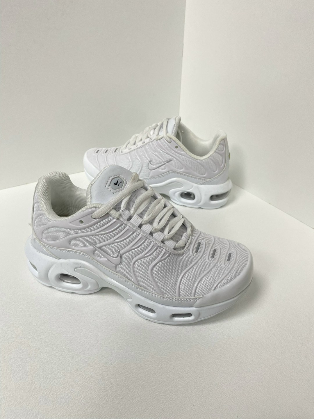 кроссовки nike air max tn plus,nike air max plus black metallic silver,кроссовки nike air max tn plus ultra белые с серым,nike air max tn plus,кроссовки легкие мужские nike air max tn plus