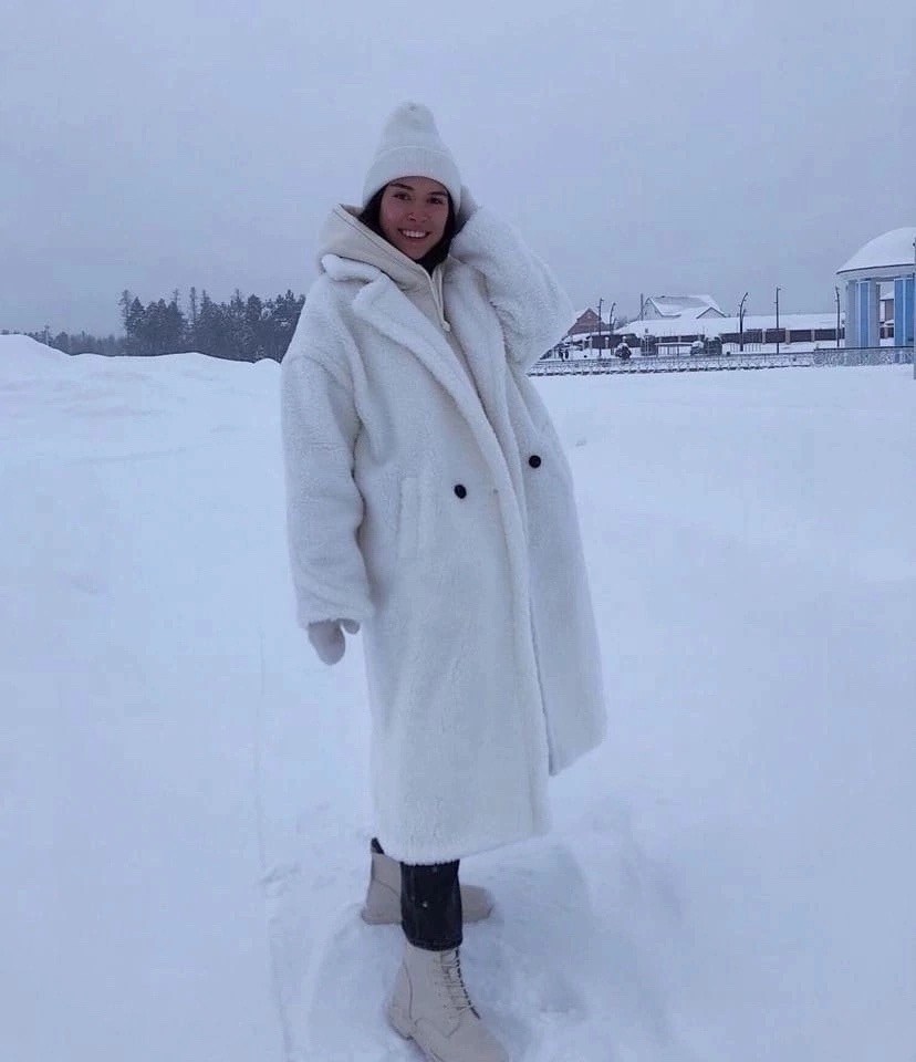 модные зимние образы 2026,зимние образы со светлыми джинсами,белое пальто тедди образ,модное пальто,зимние наряды