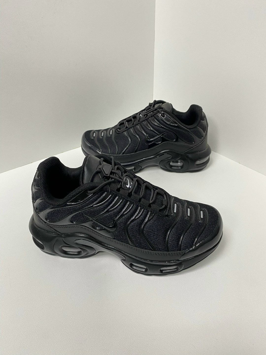 кроссовки nike air max tn plus,nike air max plus black metallic silver,кроссовки nike air max tn plus ultra белые с серым,nike air max tn plus,кроссовки легкие мужские nike air max tn plus