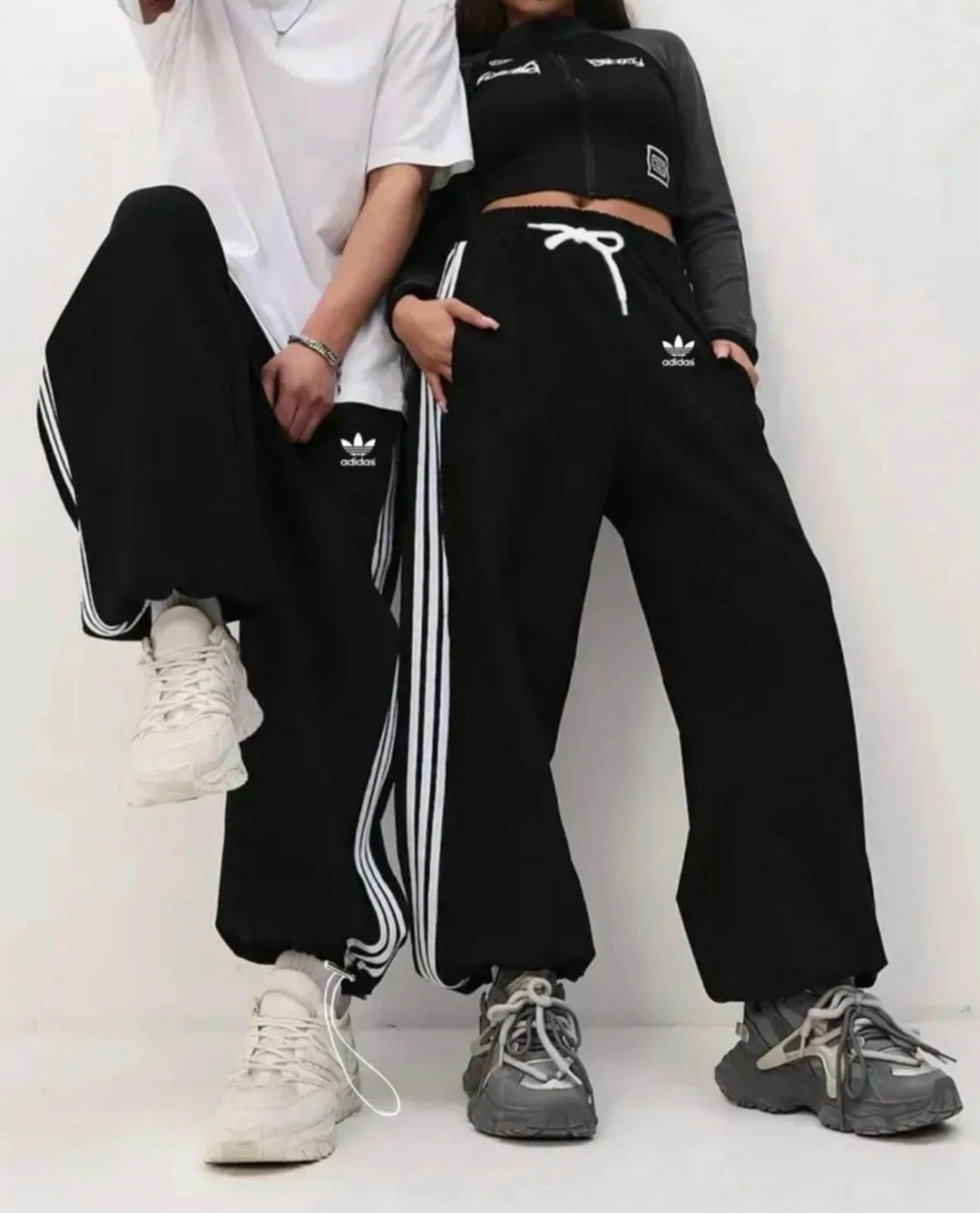 спортивные брюки женские adidas originals,спортивные штаны женские широкие,брюки спортивные adidas originals,спортивные штаны adidas,спортивные брюки adidas sportswear essentials 3-stripes черный