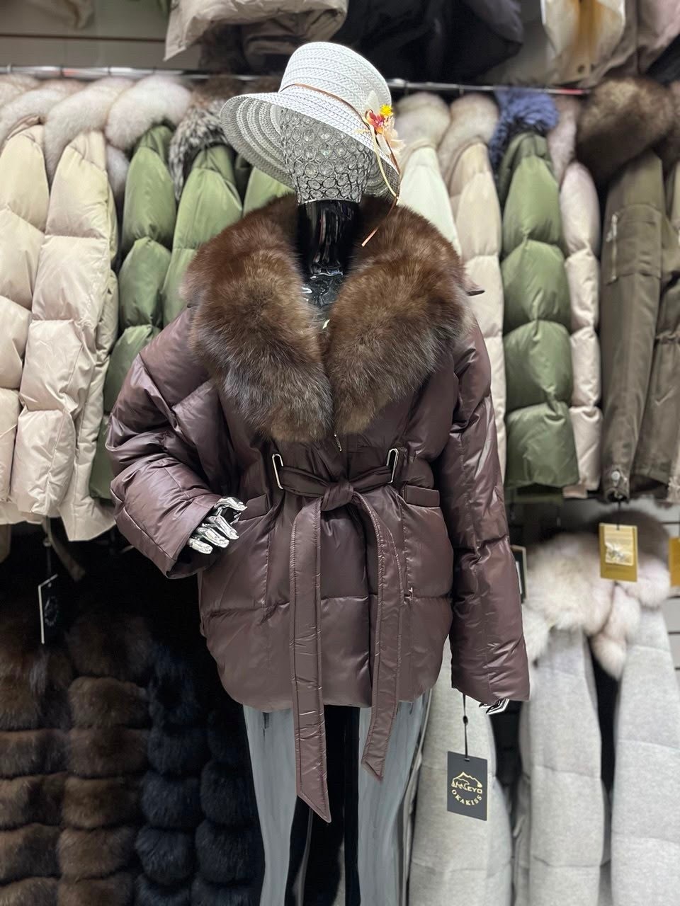 женский пуховик с меховым воротником,женская пуховая куртка с меховым воротником,куртка и пуховик,пуховик с натуральным мехом,пуховик монклер с мехом ламы