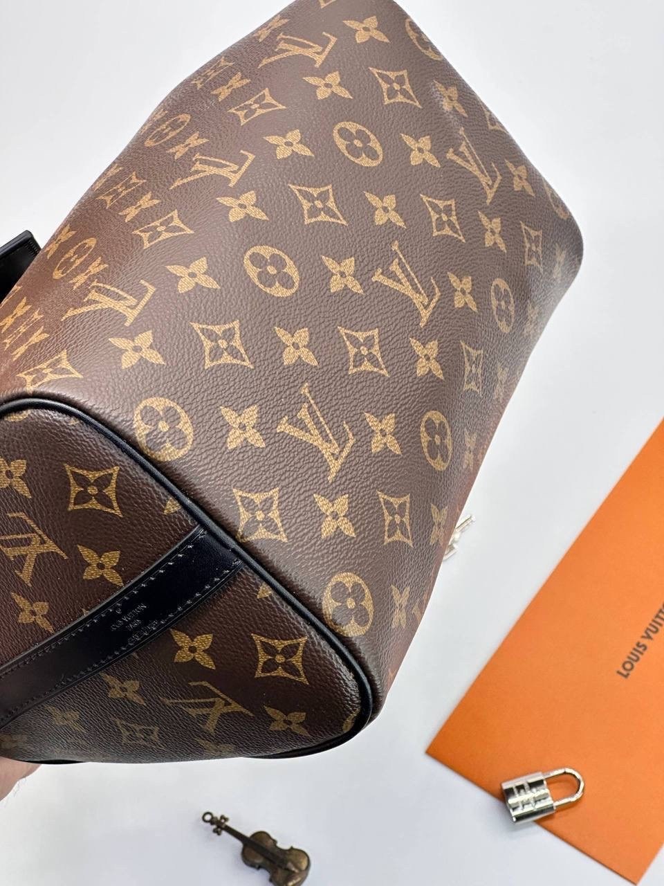 сумка женская louis vuitton,классическая сумка speedy louis vuitton с монограммой,сумка louis vuitton,louis vuitton модная сумка с замком,сумка