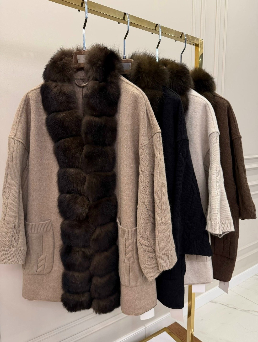 кардиган с мехом финского песца yana kraft brand,кардиган с мехом финского песца,кардиган с мехом песца,кардиган вязаный с отделкой натуральный мех песца,кардиган с мехом