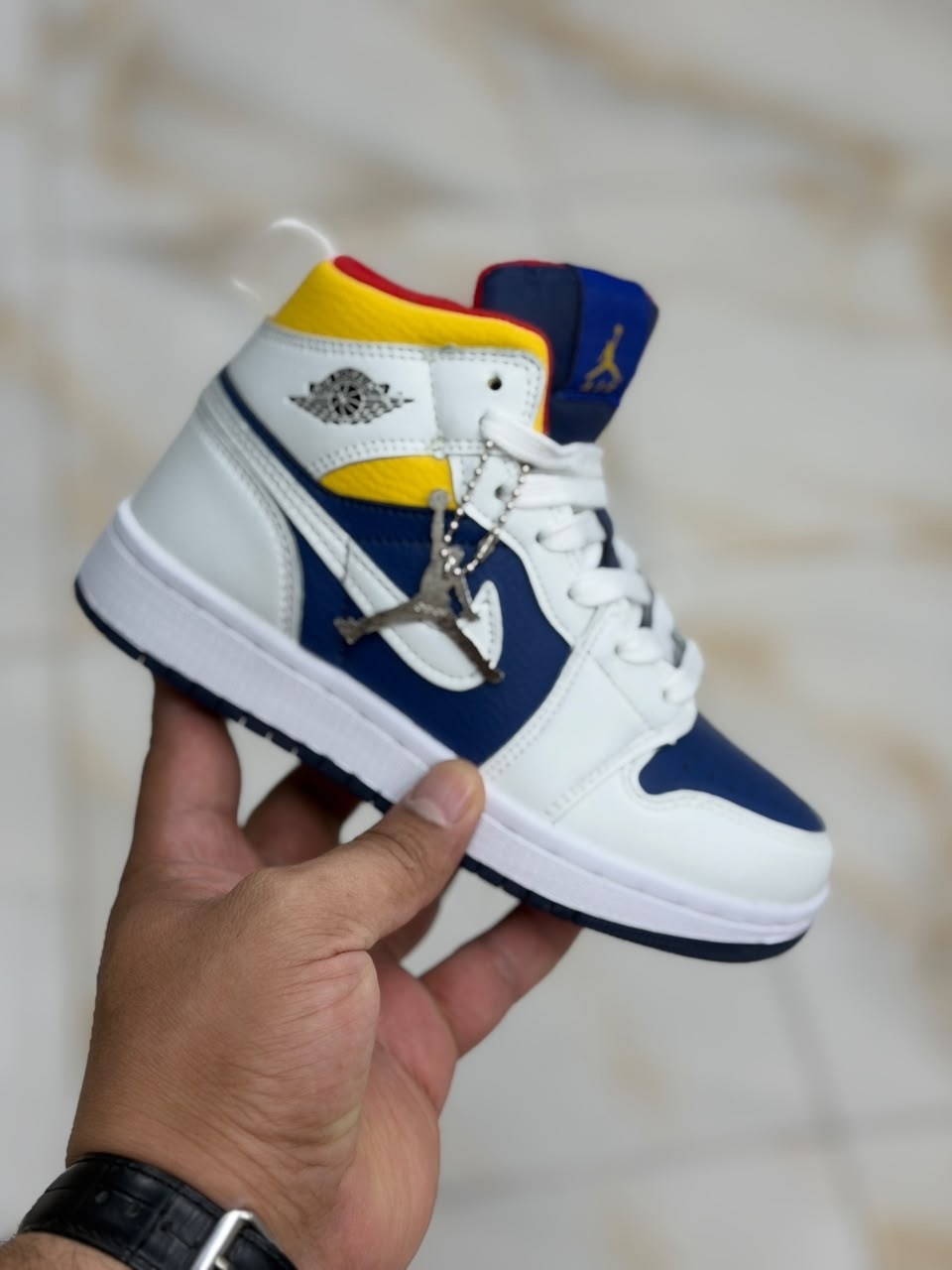 кроссовки air jordan 1 mid se,детские кроссовки air jordan 1 mid se gs,nike air jordan 1 mid se,кроссовки air jordan air jordan 1 mid se,nike air jordan 1 mid
