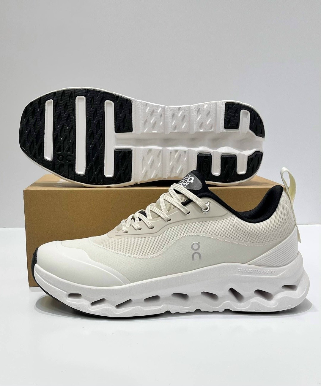 кроссовки on,кроссовки on loewe x cloudtilt 2 tan white gum,кроссовки cloudtilt 2 tan white gum из коллаборации с loewe on running,loewe кроссовки,дышащие кроссовки