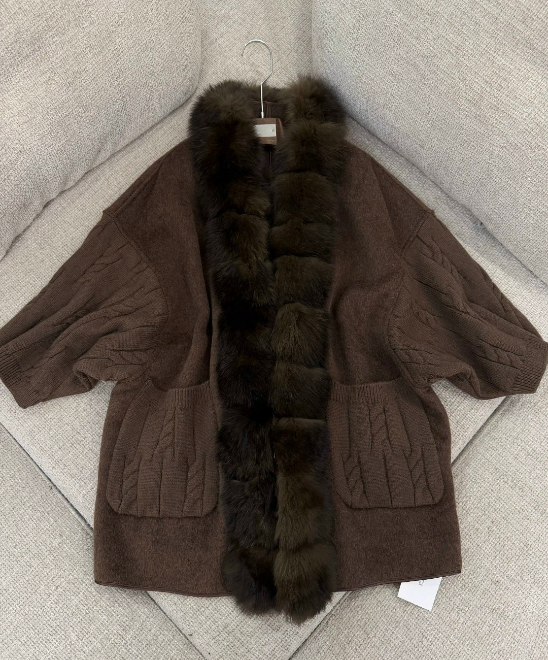 кардиган с мехом финского песца yana kraft brand,кардиган с мехом финского песца,кардиган с мехом песца,кардиган вязаный с отделкой натуральный мех песца,кардиган с мехом