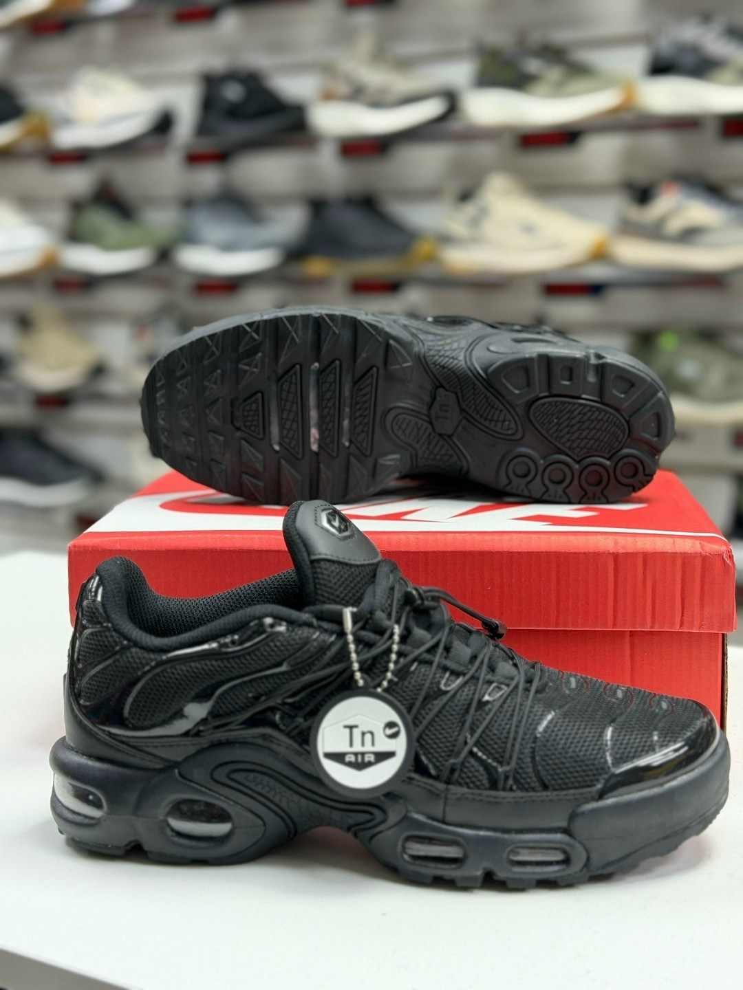 кроссовки nike air max tn plus,мужские кроссовки nike air max tn plus,спортивные кроссовки унисекс nike air max plus tn черные,nike air max tn plus,мужские кроссовки nike air max tn
