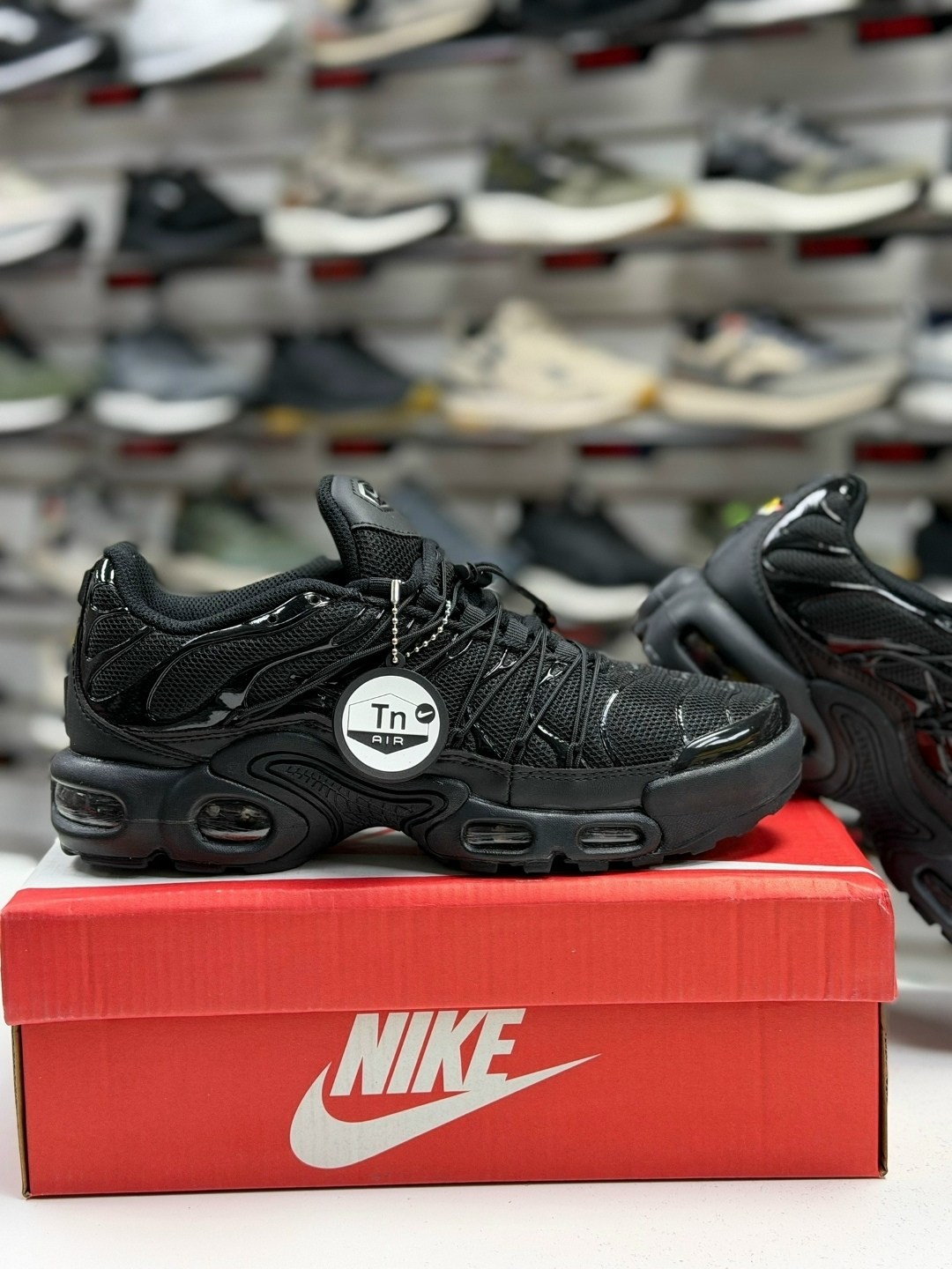 кроссовки nike air max tn plus,мужские кроссовки nike air max tn plus,спортивные кроссовки унисекс nike air max plus tn черные,nike air max tn plus,мужские кроссовки nike air max tn