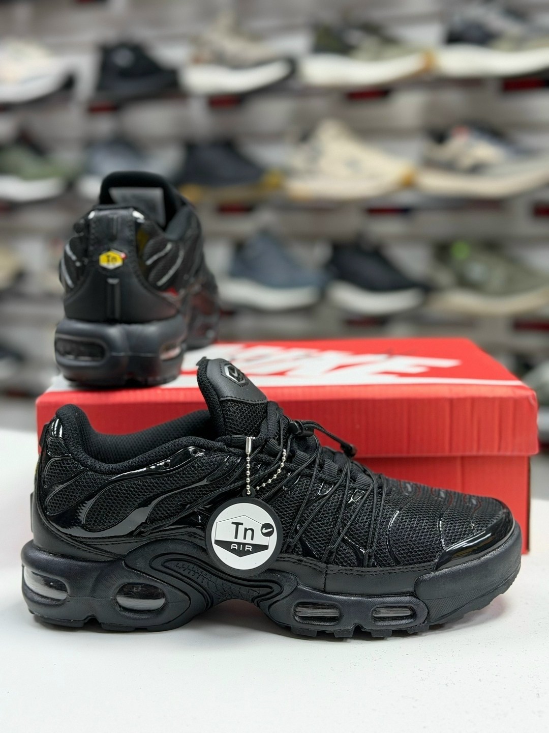 кроссовки nike air max tn plus,мужские кроссовки nike air max tn plus,спортивные кроссовки унисекс nike air max plus tn черные,nike air max tn plus,мужские кроссовки nike air max tn