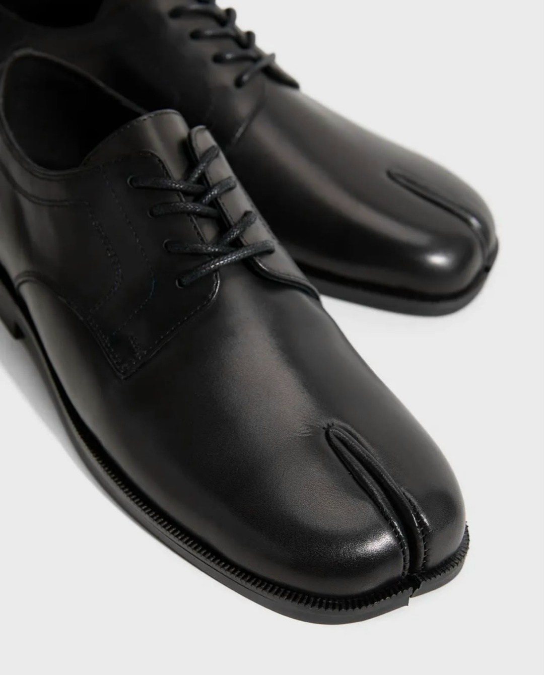 ,туфли дерби tabi на шнуровке maison margiela черный,туфли maison margiela tabi,chaussure margiela,chaussure martin margiela