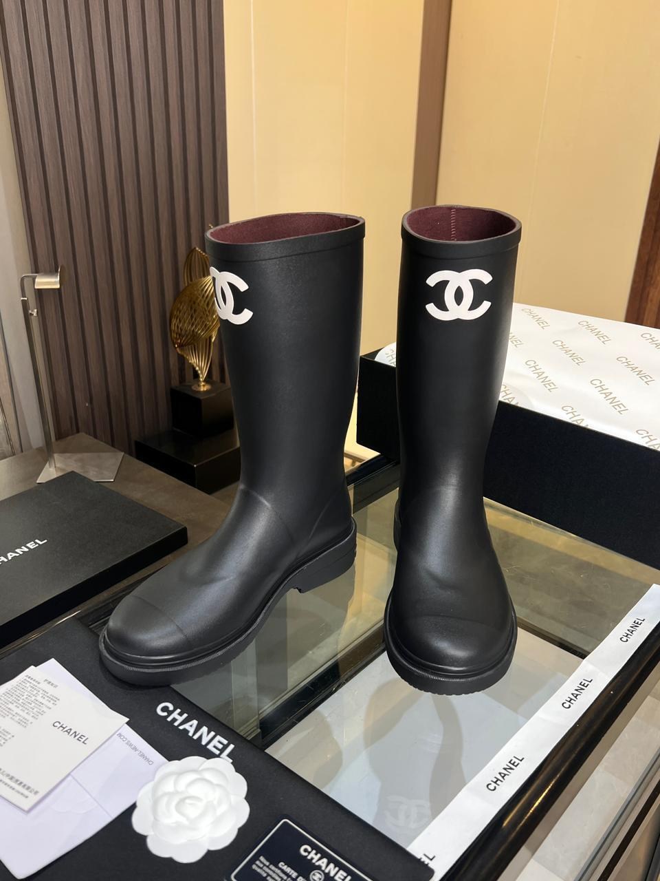 резиновые сапоги стильные,сапоги chanel,резиновые сапоги,стильные образы