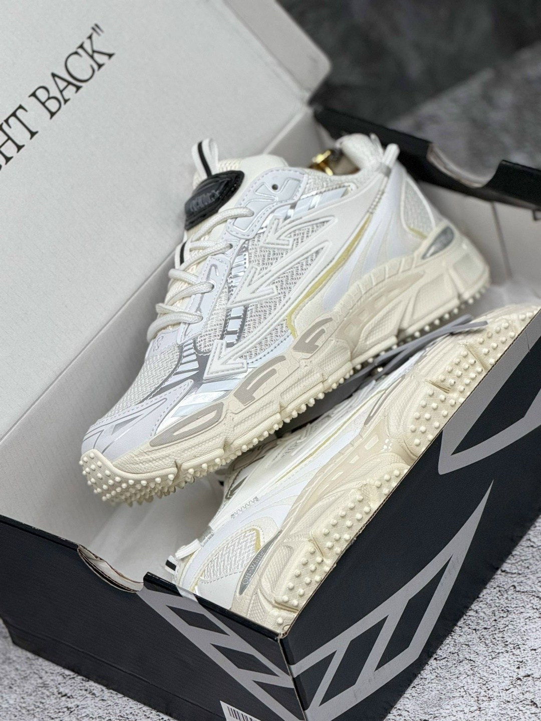 кроссовки off-white be right back,кроссовки off white be right,off-white кроссовки be right back белый,белые и серебристые кроссовки be right back off-white,кроссовки