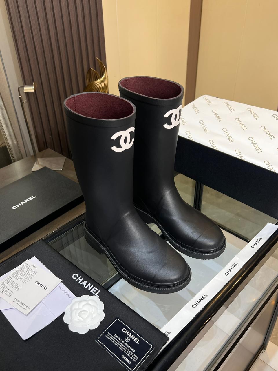 резиновые сапоги стильные,сапоги chanel,резиновые сапоги,стильные образы
