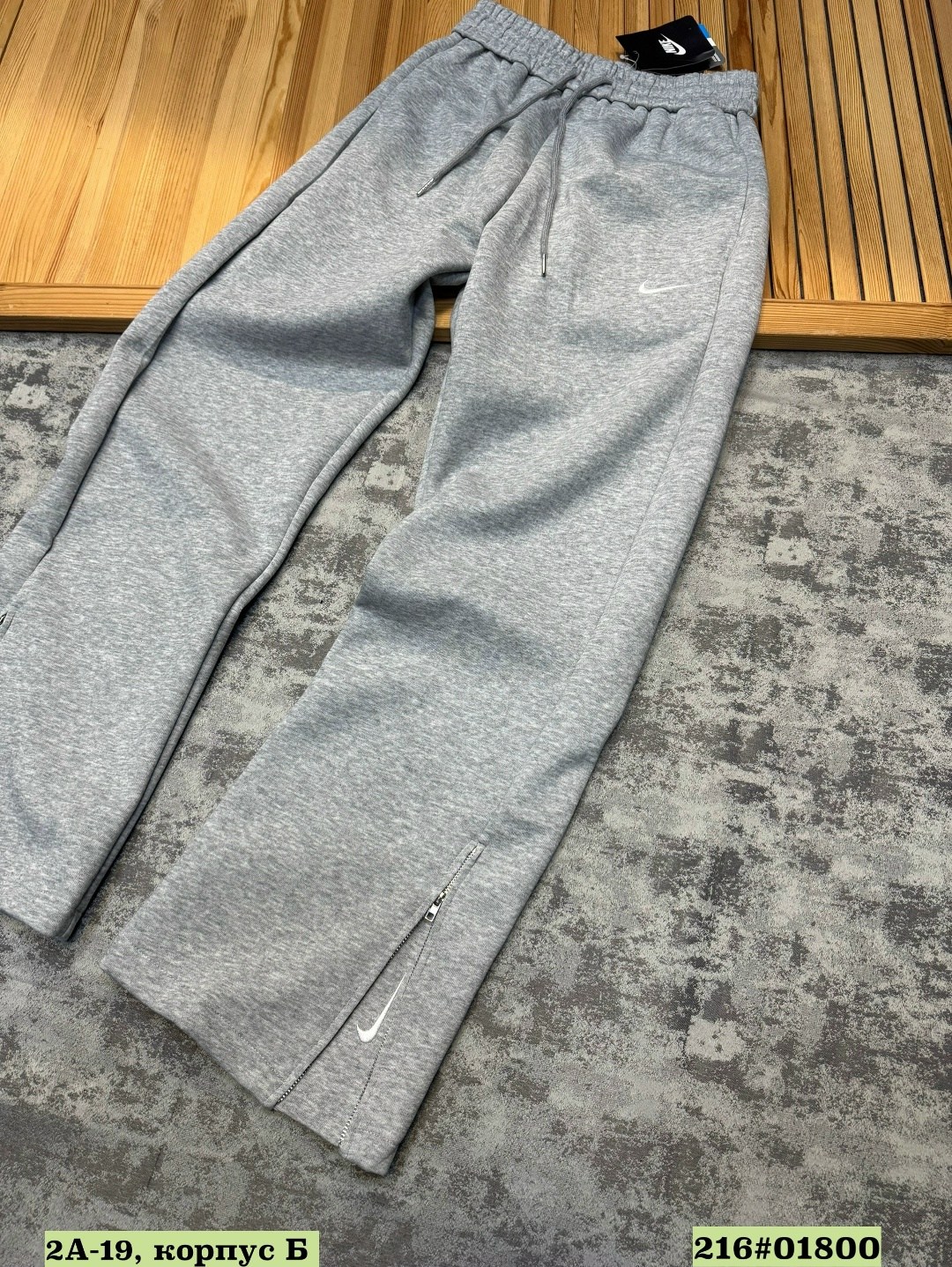 брюки мужские nike sportswear club серый,брюки спортивные nike,брюки мужские nike,штаны соло swoosh спортивные штаны nike серый,мужские спортивные брюки nike