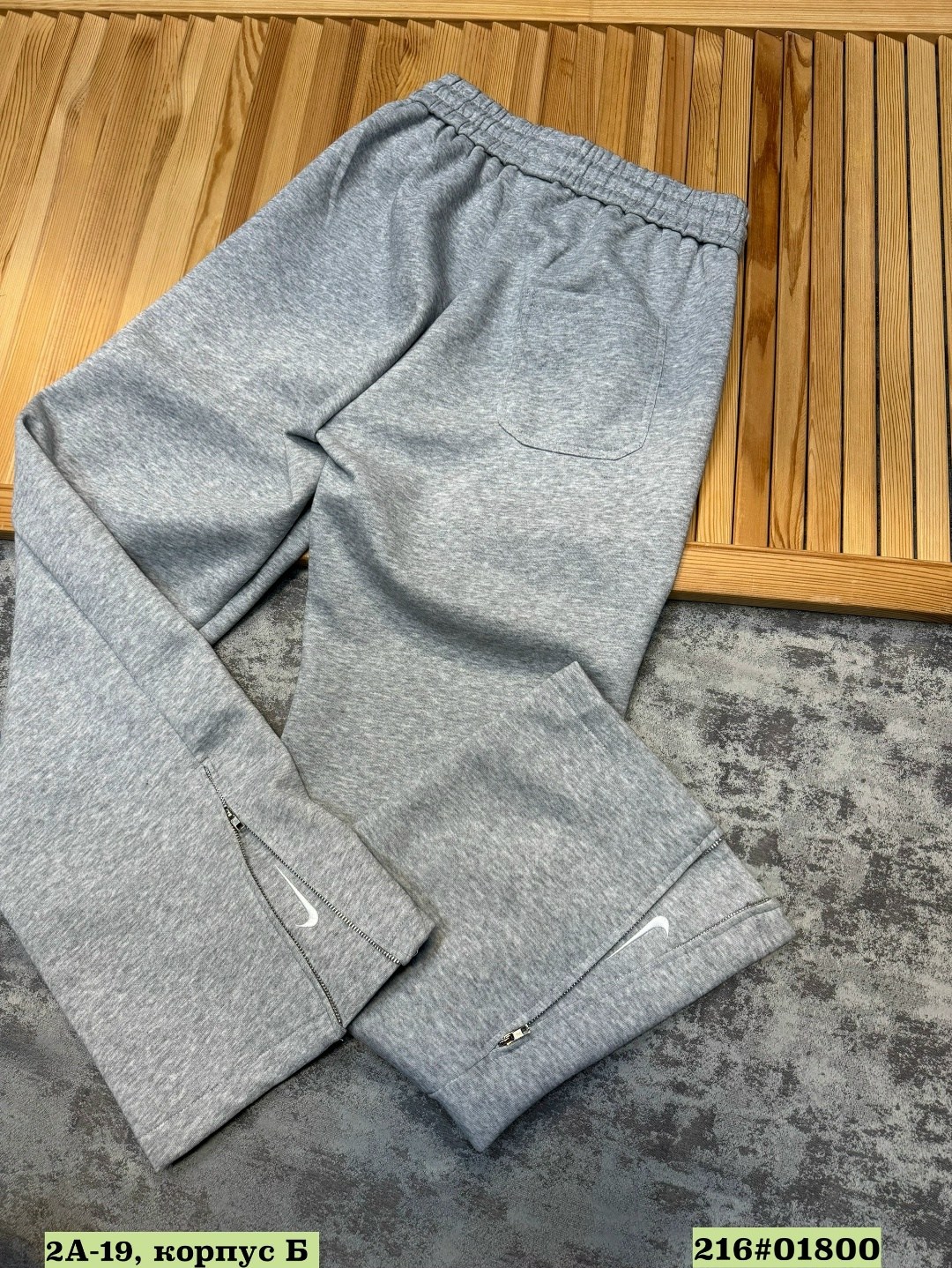 брюки мужские nike sportswear club серый,брюки спортивные nike,брюки мужские nike,штаны соло swoosh спортивные штаны nike серый,мужские спортивные брюки nike