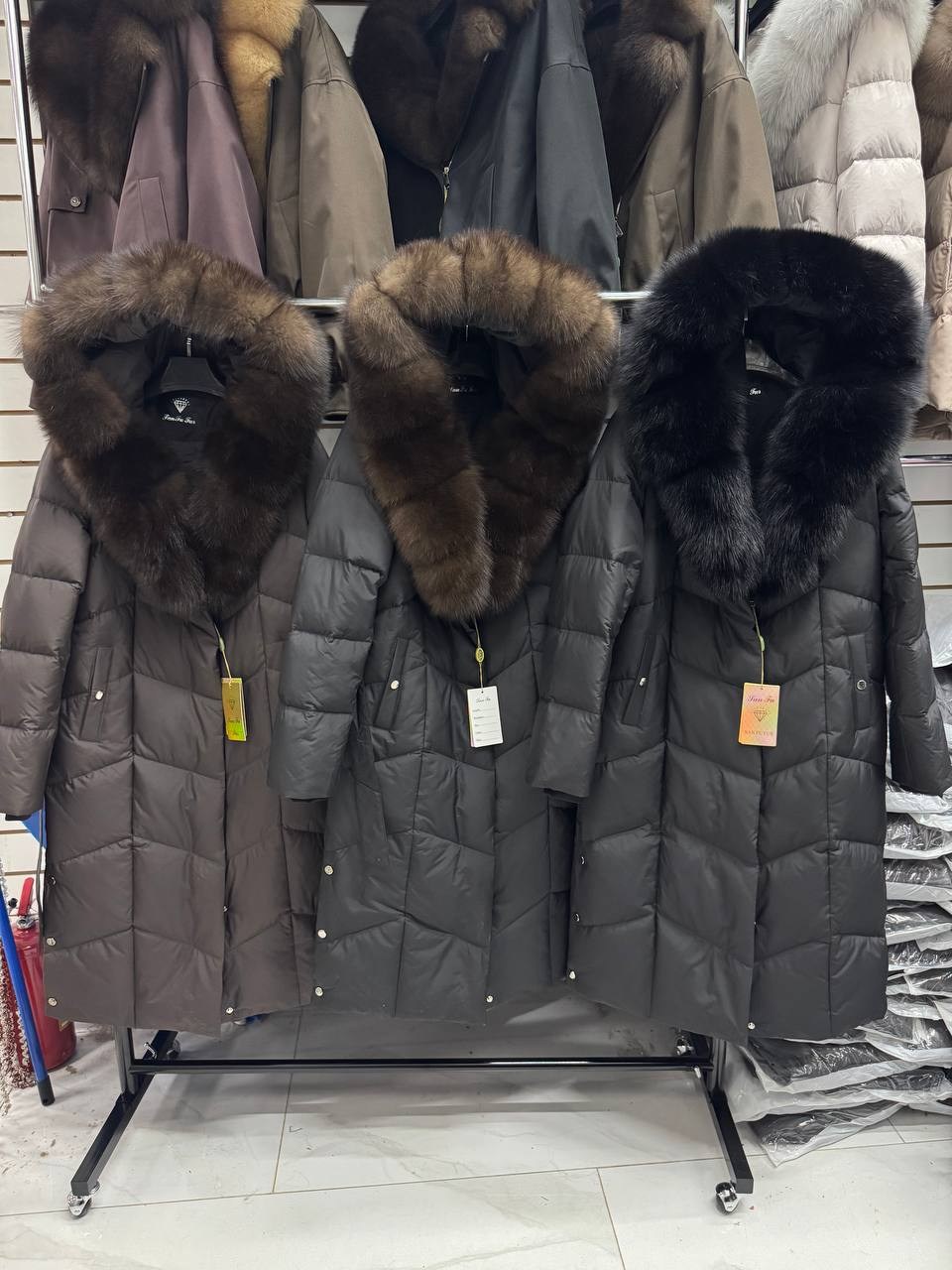 женские пуховики,пуховик с мехом,пуховик с натуральным мехом,пальто женское зимнее с мехом песец люкс класса черного цвета,пальто женское зимнее с мехом песец люкс класса
