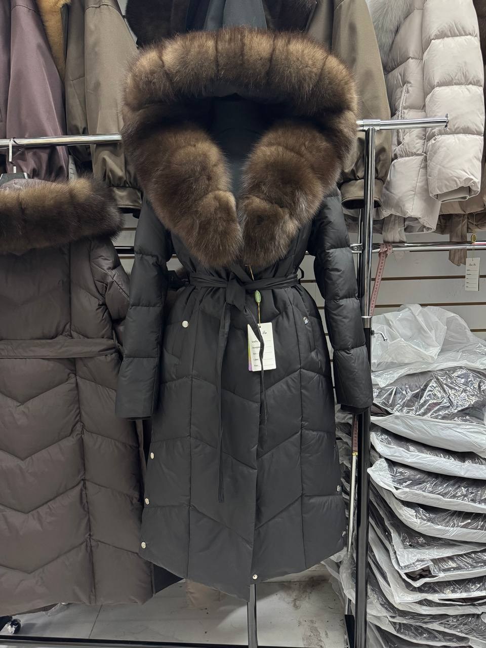 женские пуховики,пуховик с мехом,пуховик с натуральным мехом,пальто женское зимнее с мехом песец люкс класса черного цвета,пальто женское зимнее с мехом песец люкс класса
