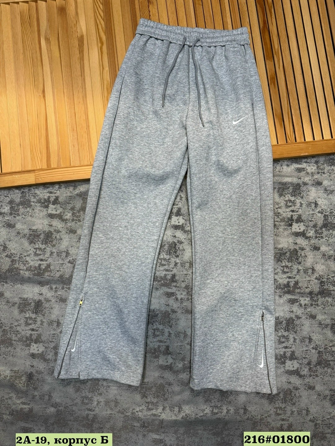 брюки мужские nike sportswear club серый,брюки спортивные nike,брюки мужские nike,штаны соло swoosh спортивные штаны nike серый,мужские спортивные брюки nike