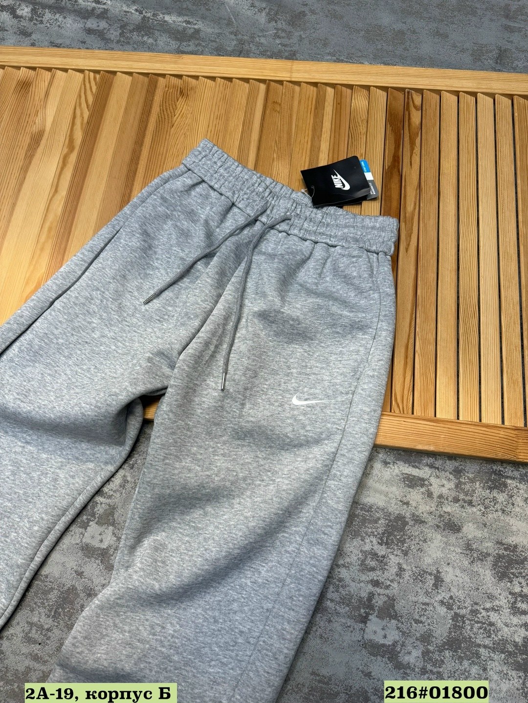 брюки мужские nike sportswear club серый,брюки спортивные nike,брюки мужские nike,штаны соло swoosh спортивные штаны nike серый,мужские спортивные брюки nike