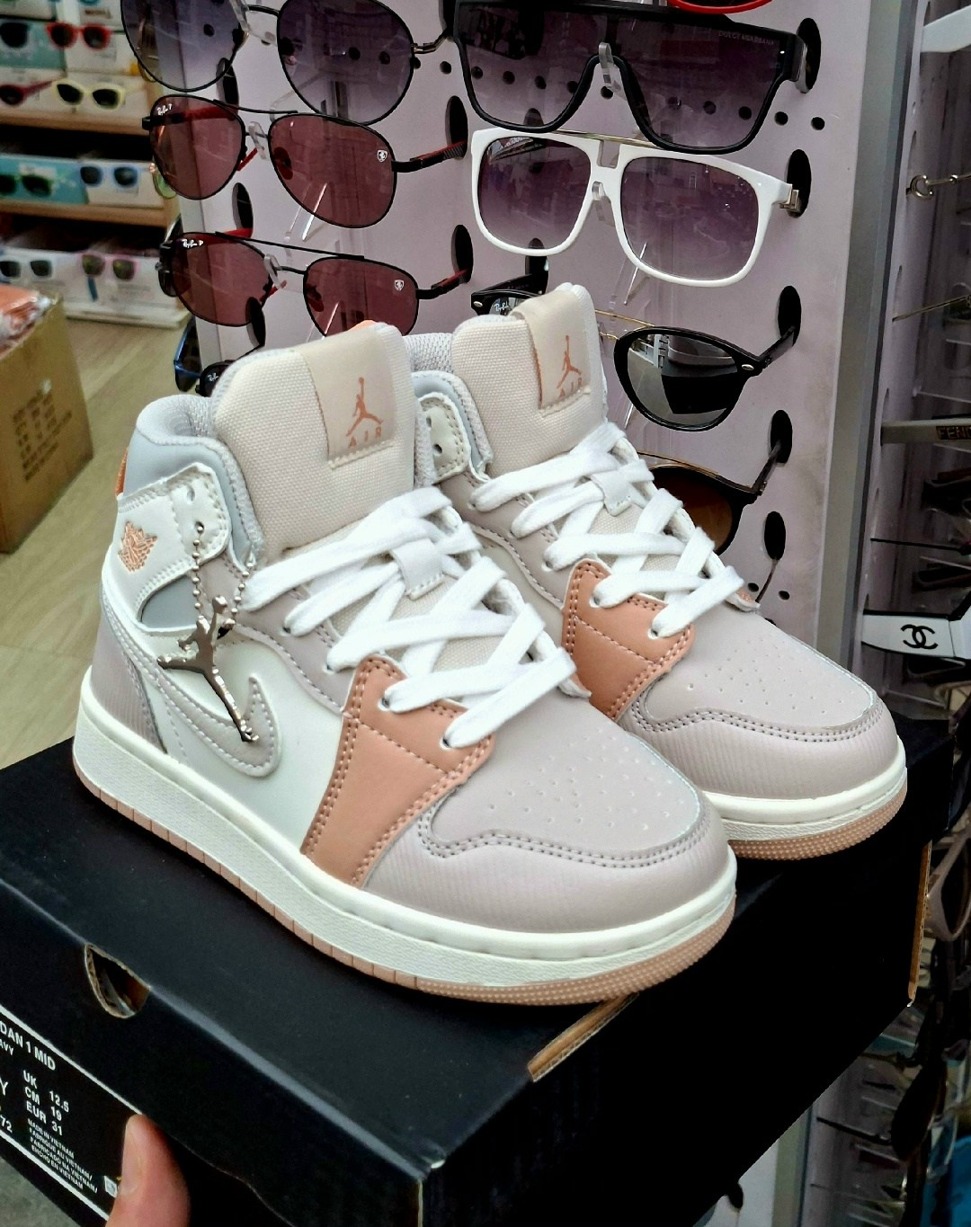 женские кроссовки nike air jordan 1 mid,nike air jordan 1 mid milan,nike air jordan 1 mid,air jordan 1 mid,nike air jordan 1