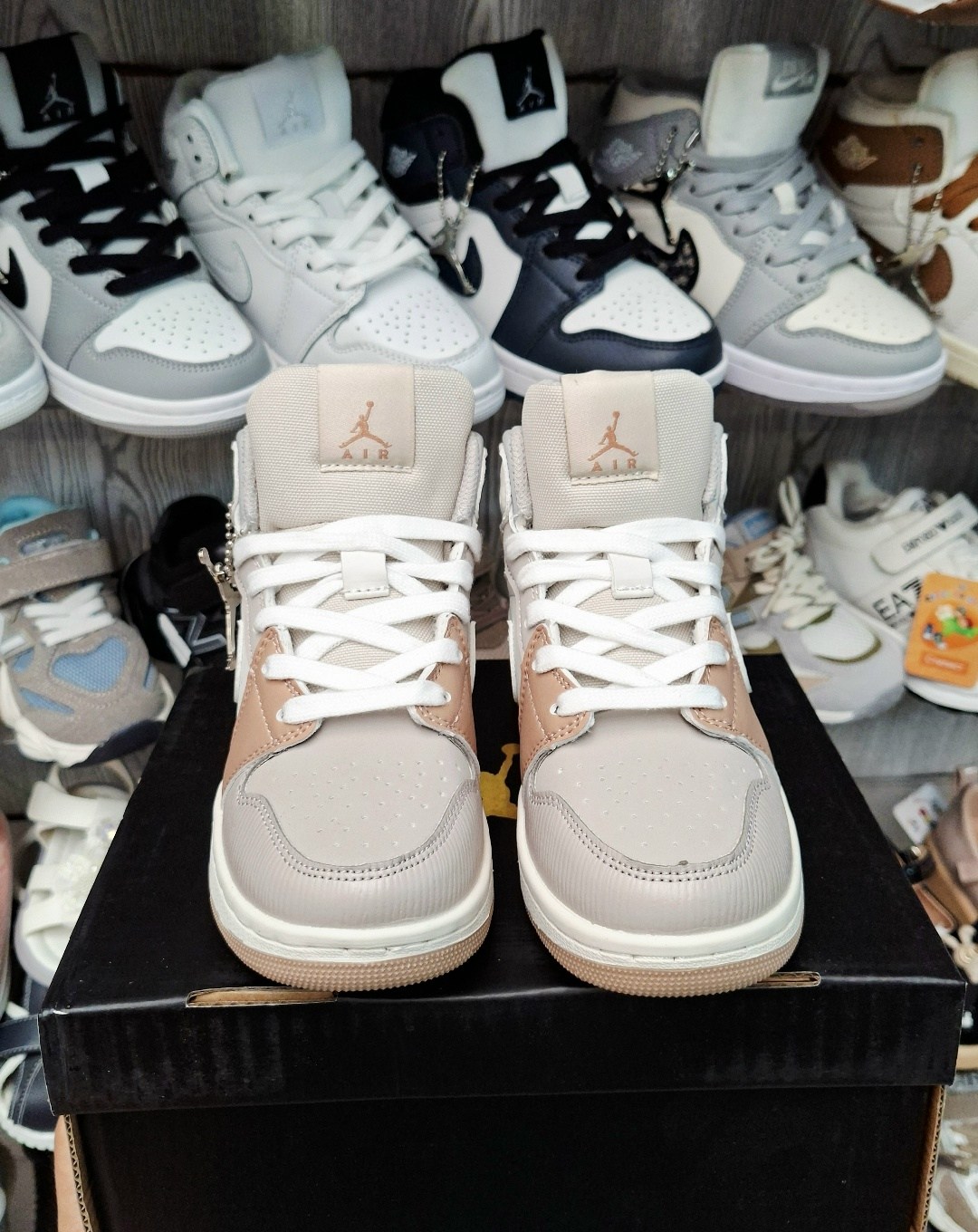 женские кроссовки nike air jordan 1 mid,nike air jordan 1 mid milan,nike air jordan 1 mid,air jordan 1 mid,nike air jordan 1
