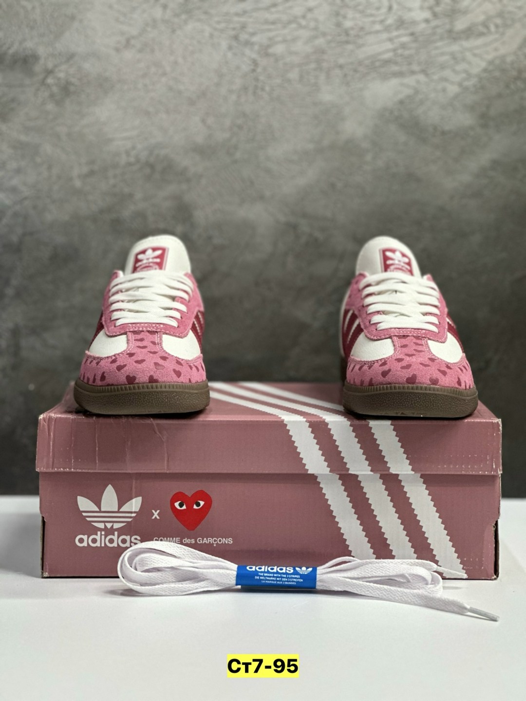 кроссовки женские adidas samba,кроссовки женские adidas samba adidas цвет белый красный розовый,кроссовки adidas samba,кроссовки adidas samba сердечки adidas,спортивные молодежные кроссовки samba adid