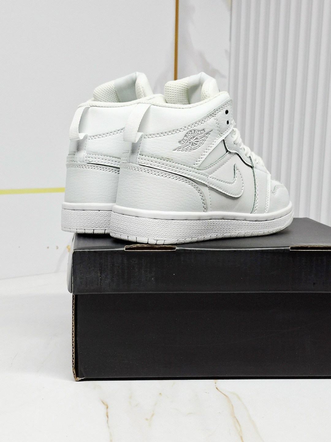 air jordan 1 mid triple white,кроссовки,nike air jordan 1 mid,белые кроссовки,кроссовки nike air jordan 1 retro
