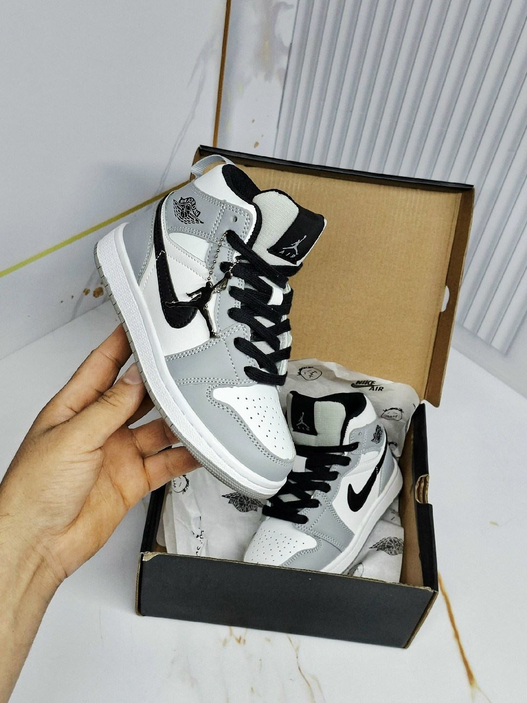 air jordan 1 mid light smoke grey,nike air jordan 1 mid,кроссовки nike air jordan 1,nike air jordan 1 mid se,nike air jordan 1