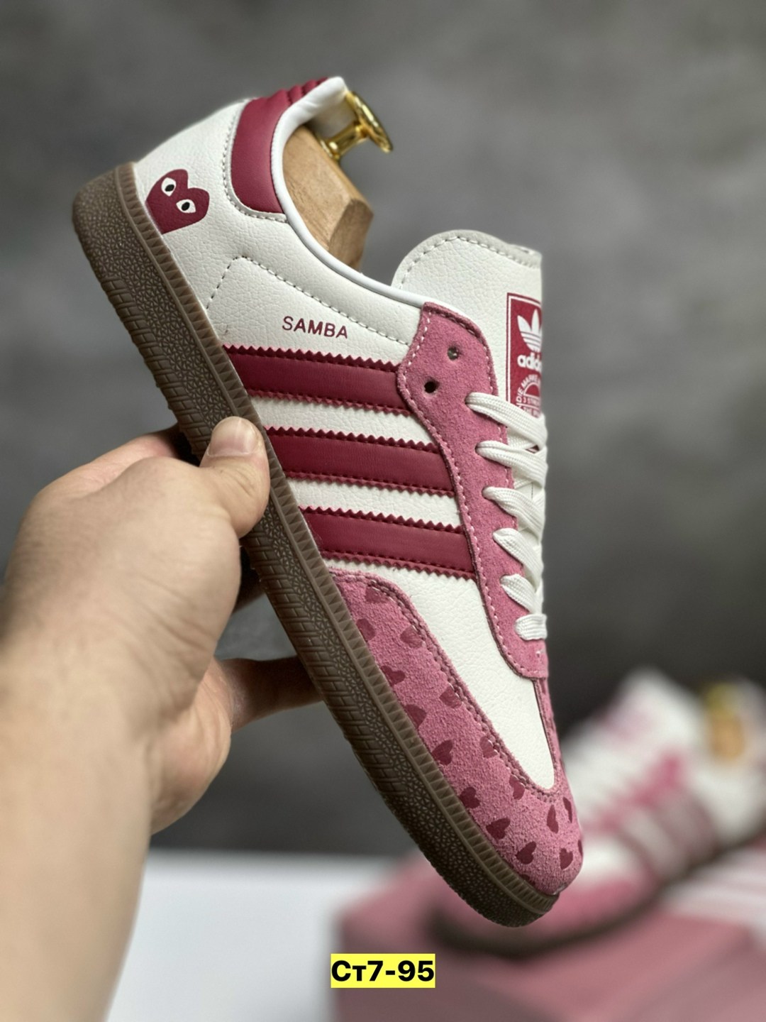 кроссовки женские adidas samba,кроссовки женские adidas samba adidas цвет белый красный розовый,кроссовки adidas samba,кроссовки adidas samba сердечки adidas,спортивные молодежные кроссовки samba adid