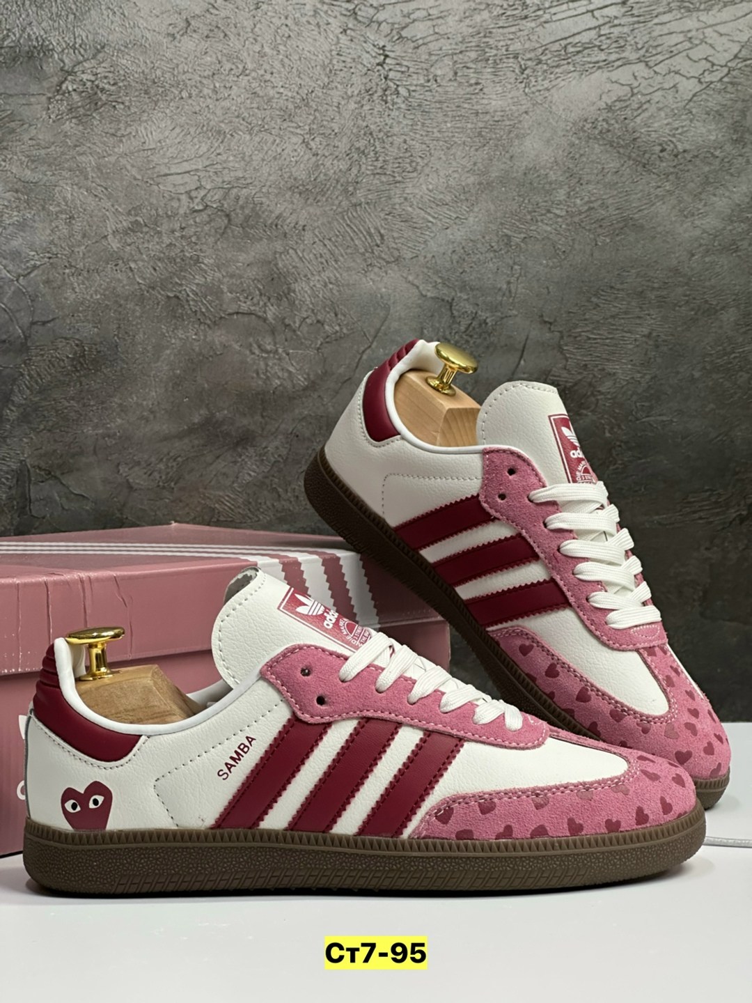 кроссовки женские adidas samba,кроссовки женские adidas samba adidas цвет белый красный розовый,кроссовки adidas samba,кроссовки adidas samba сердечки adidas,спортивные молодежные кроссовки samba adid
