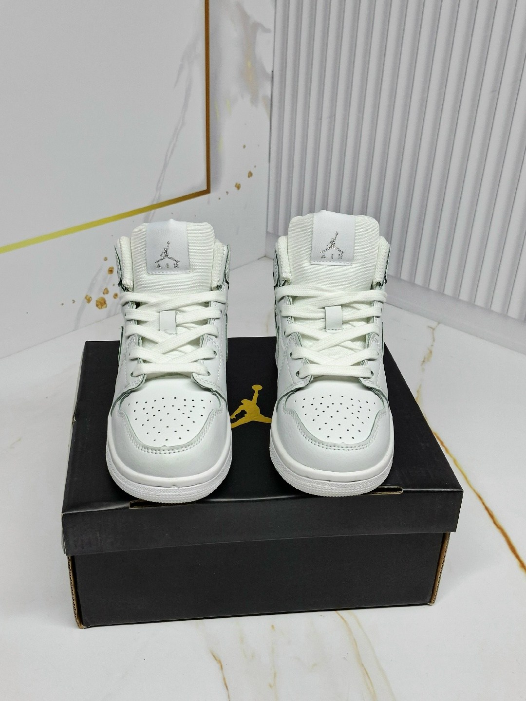 air jordan 1 mid triple white,кроссовки,nike air jordan 1 mid,белые кроссовки,кроссовки nike air jordan 1 retro