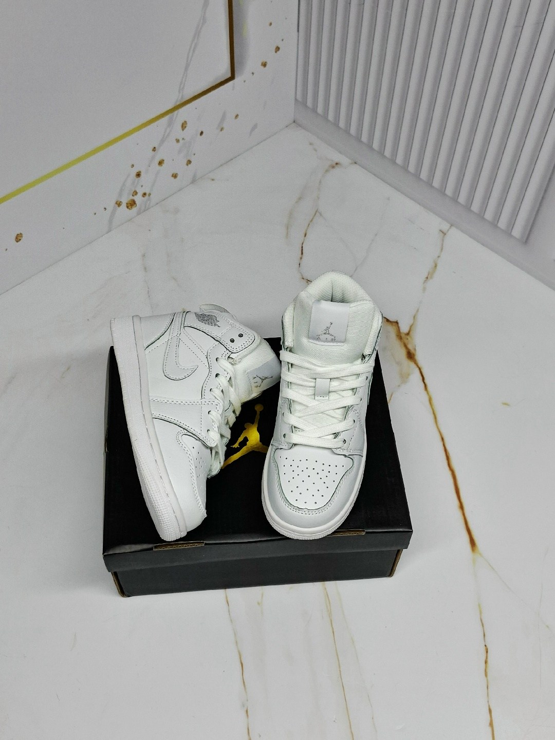 air jordan 1 mid triple white,кроссовки,nike air jordan 1 mid,белые кроссовки,кроссовки nike air jordan 1 retro