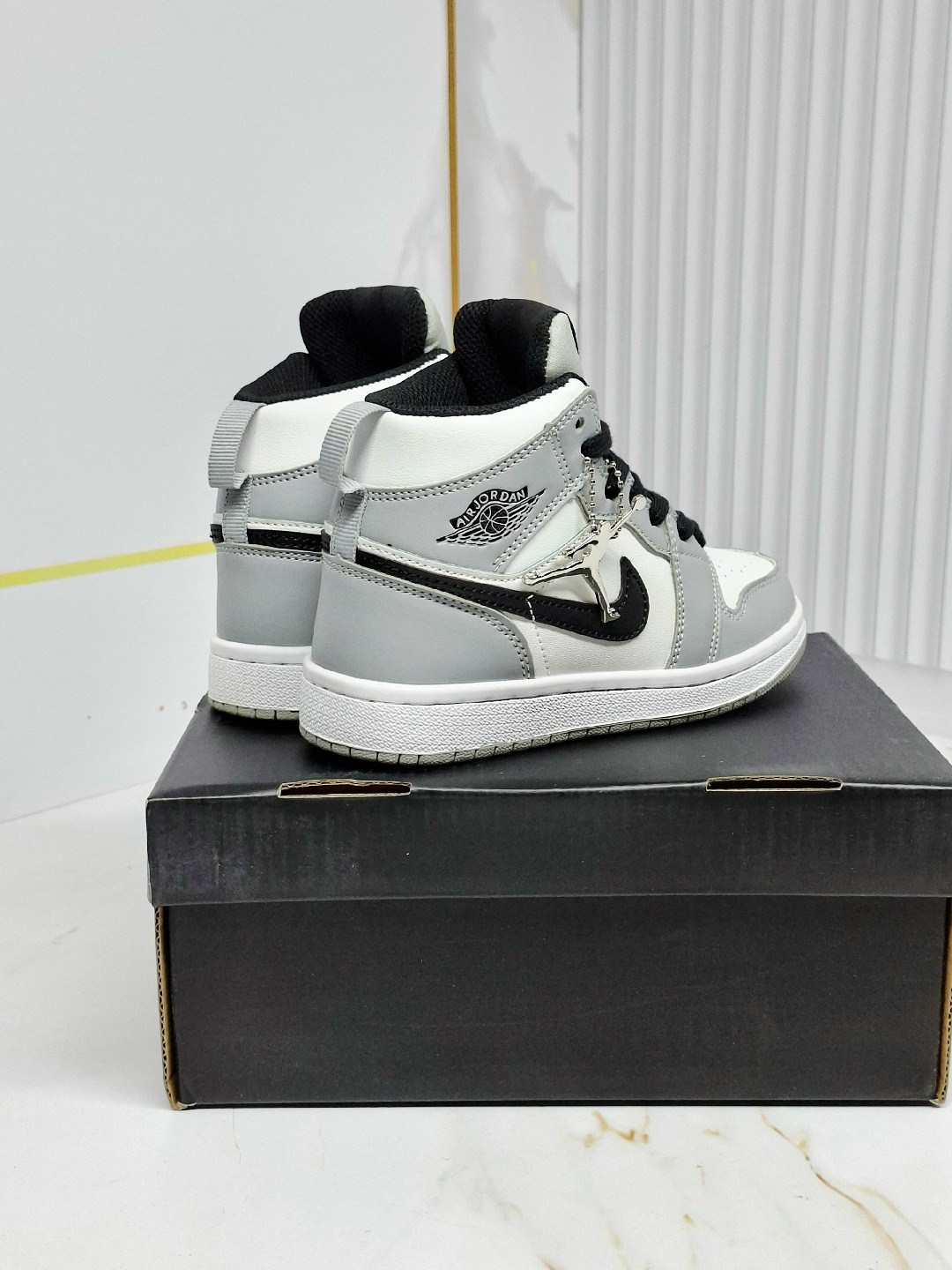 air jordan 1 mid light smoke grey,nike air jordan 1 mid,кроссовки nike air jordan 1,nike air jordan 1 mid se,nike air jordan 1