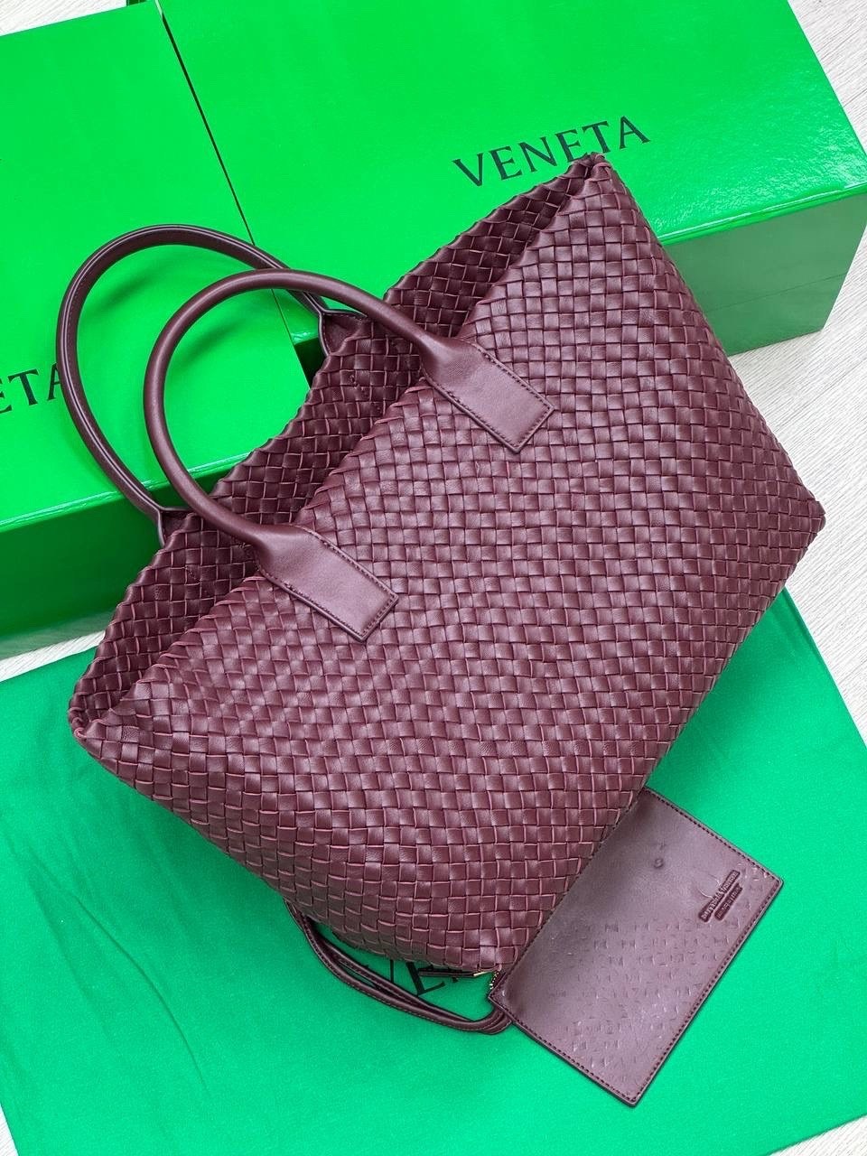 женская кожаная сумка bottega veneta cabat бордовая,сумка bottega veneta,женская сумка bottega veneta cabat,сумка боттега венета,кожаная сумка bottega veneta cabat черная