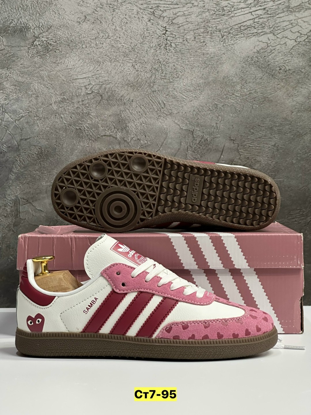 кроссовки женские adidas samba,кроссовки женские adidas samba adidas цвет белый красный розовый,кроссовки adidas samba,кроссовки adidas samba сердечки adidas,спортивные молодежные кроссовки samba adid