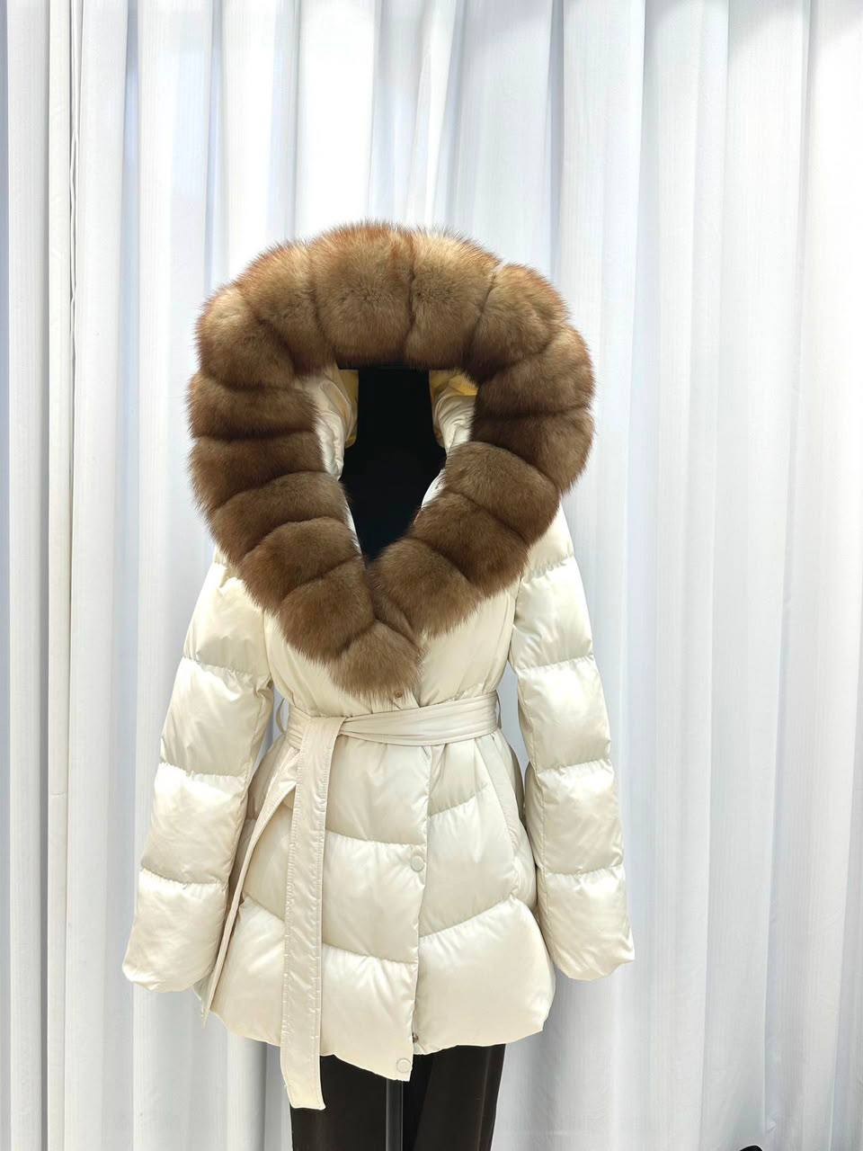 зимняя куртка-пуховик из лисьего меха с большим меховым воротником,зимние пуховики женские,пуховик женский с натуральным мехом,женский пуховик,женский пуховик с капюшоном и воротником из лисьего меха