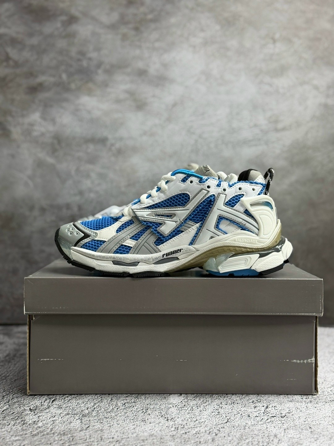 кроссовки balenciaga runner,кроссовки balenciaga,бело-синие кроссовки для бега balenciaga,кроссовки для упражнений balenciaga,беговые кроссовки balenciaga синий