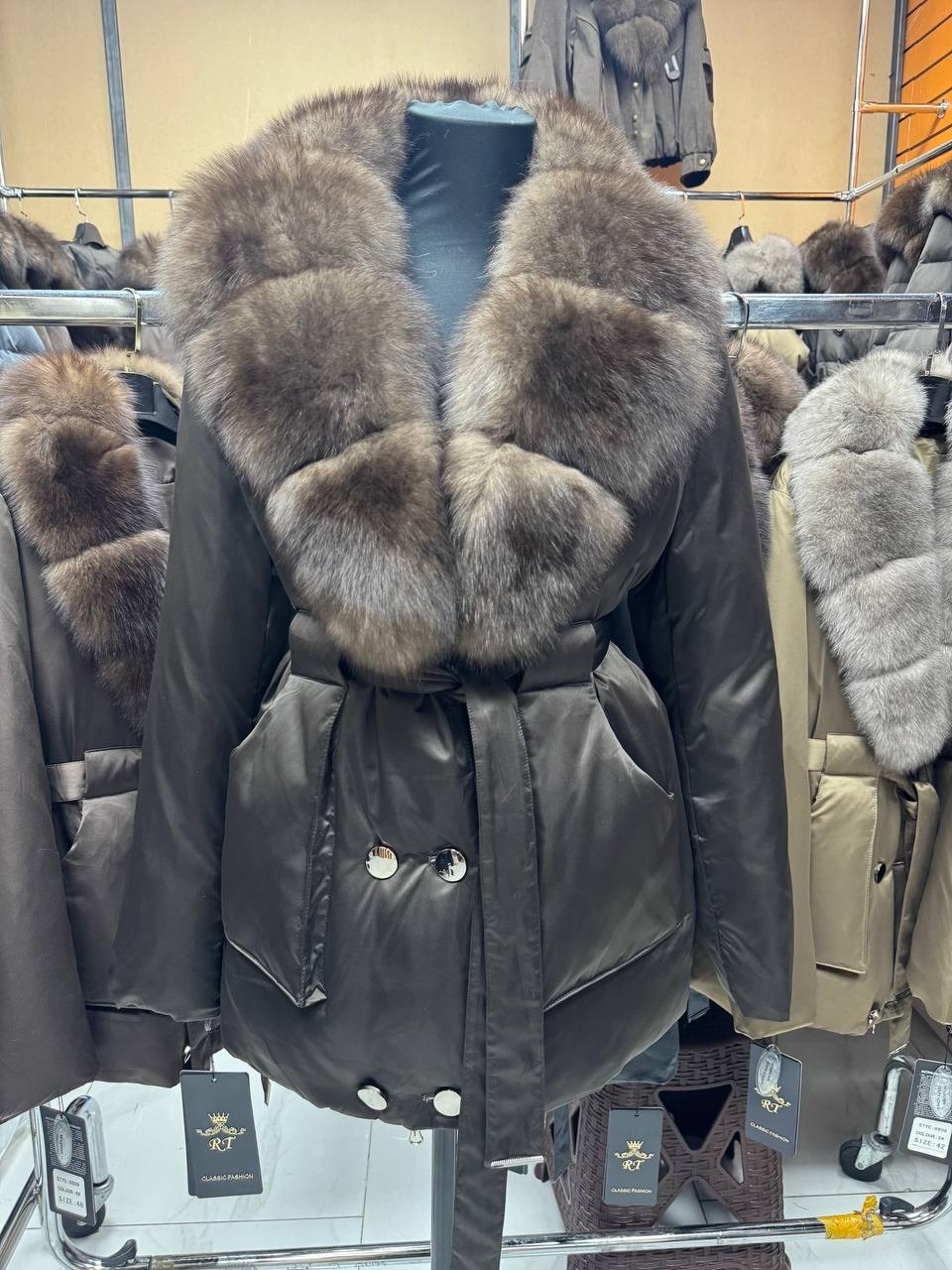 пуховик с натуральный мех,пуховик женский с натуральным мехом,пуховик с мехом,зимняя куртка с натуральным мехом,куртка пуховик с натуральным мехом