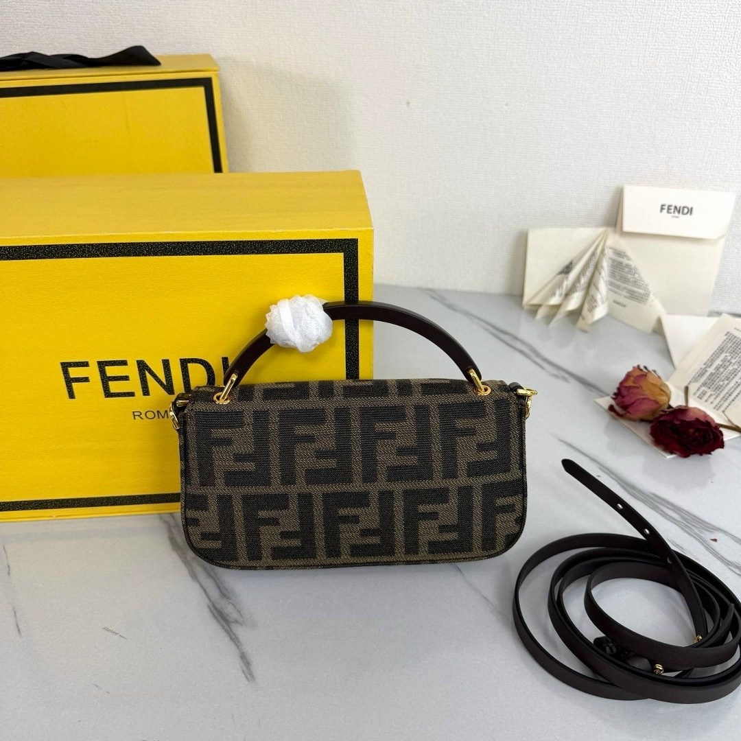 сумка fendi,fendi сумка багет,fendi сумка на плечо багет,fendi сумка на плечо,сумка женская fendi