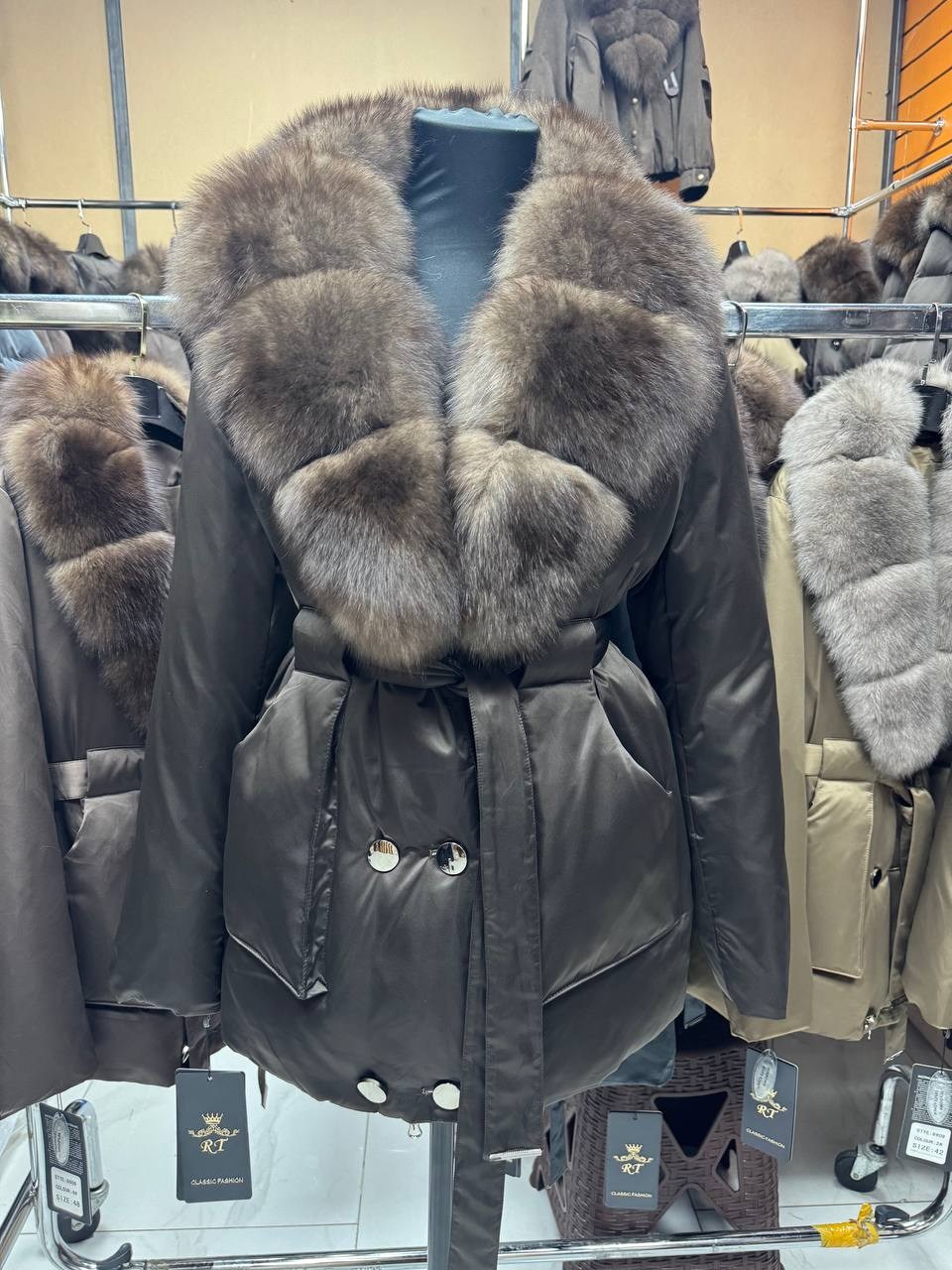 пуховик с натуральный мех,пуховик женский с натуральным мехом,пуховик с мехом,зимняя куртка с натуральным мехом,куртка пуховик с натуральным мехом