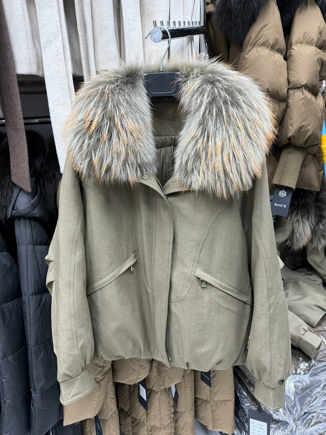 парка с мехом чернобурки,парка с мехом,парка с натуральным мехом,парка женская с натуральным мехом,бежевая парка с мехом чернобурки 75 см