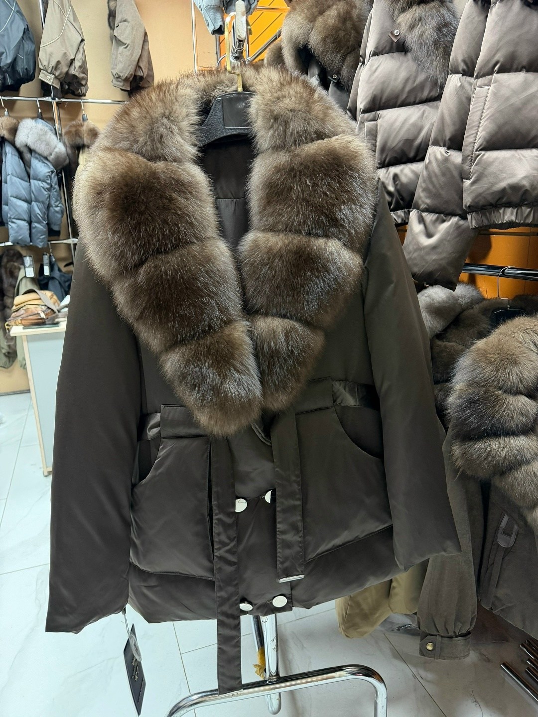 пуховик с натуральный мех,пуховик с мехом,куртка с натуральным мехом песца чернобурка наполнитель пух перо,куртка с мехом песца,женский зимний пуховик парка куртка с натуральным финским мехом песца в
