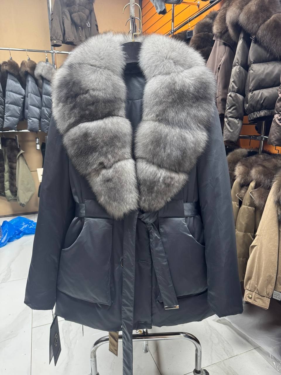 пуховик с натуральный мех,пуховик с мехом,женский пуховик с натуральным мехом,стильные пуховики с мехом,куртка с натуральным мехом песца чернобурка наполнитель пух перо