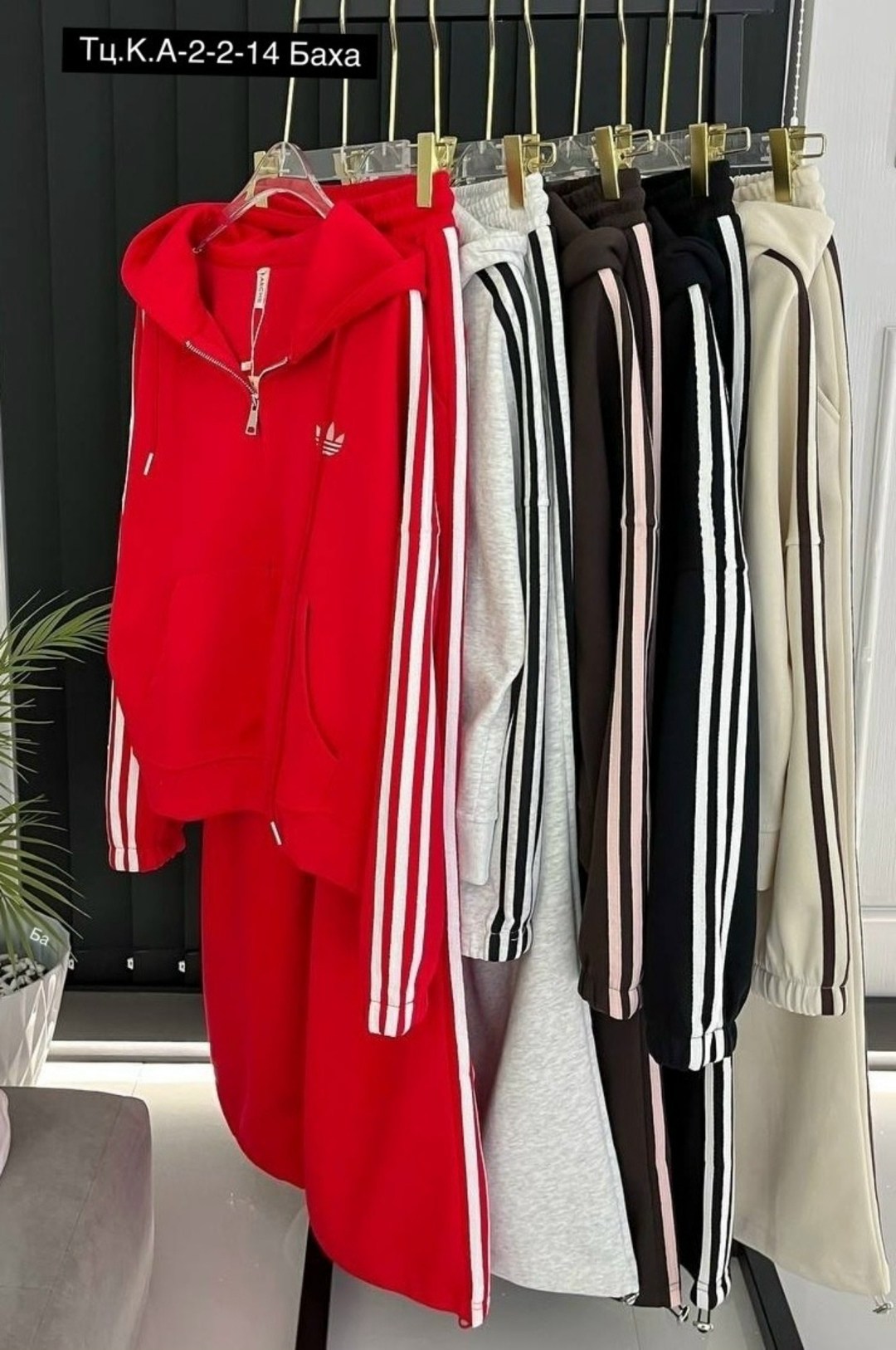 костюм спортивный adidas,спортивные костюмы женские,женский спортивный костюм adidas,комплект одежды adidas sportswear,спортивные костюм