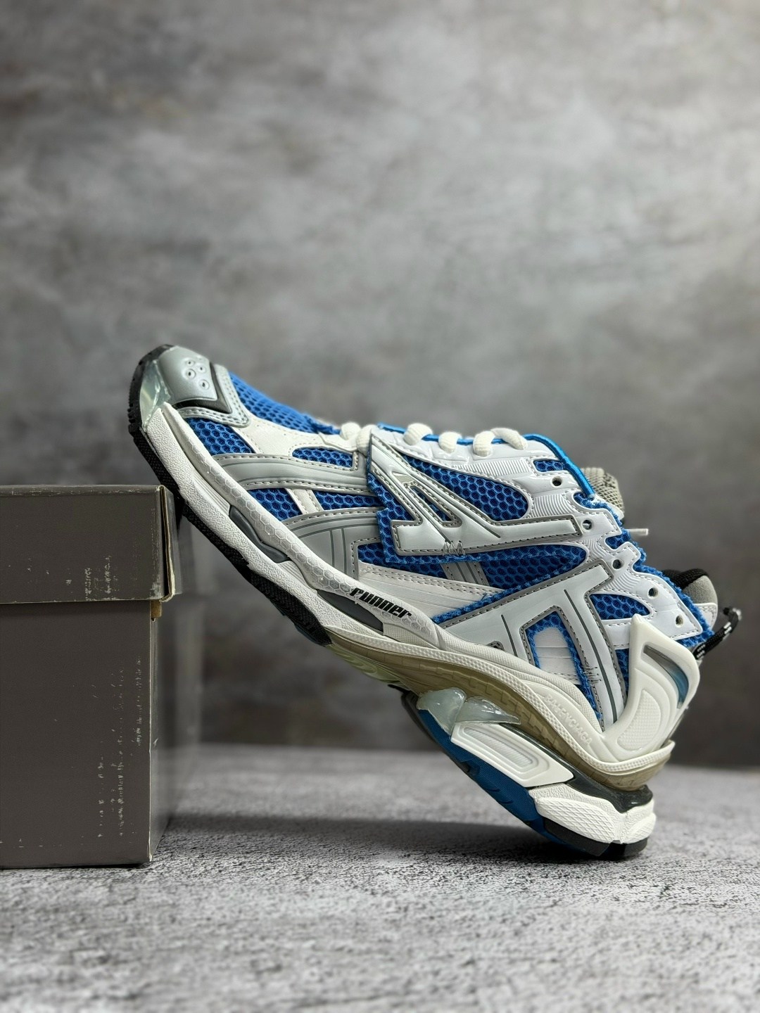 кроссовки balenciaga runner,кроссовки balenciaga,бело-синие кроссовки для бега balenciaga,кроссовки для упражнений balenciaga,беговые кроссовки balenciaga синий