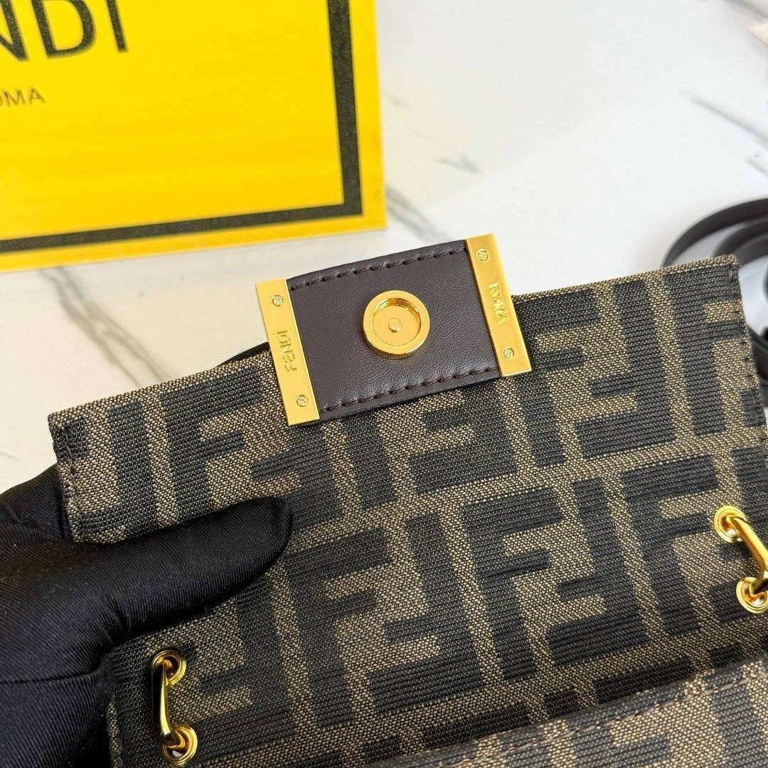 сумка fendi,fendi сумка багет,fendi сумка на плечо багет,fendi сумка на плечо,сумка женская fendi