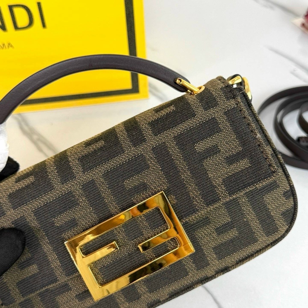 сумка fendi,fendi сумка багет,fendi сумка на плечо багет,fendi сумка на плечо,сумка женская fendi