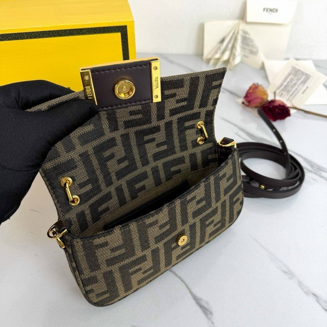 сумка fendi,fendi сумка багет,fendi сумка на плечо багет,fendi сумка на плечо,сумка женская fendi
