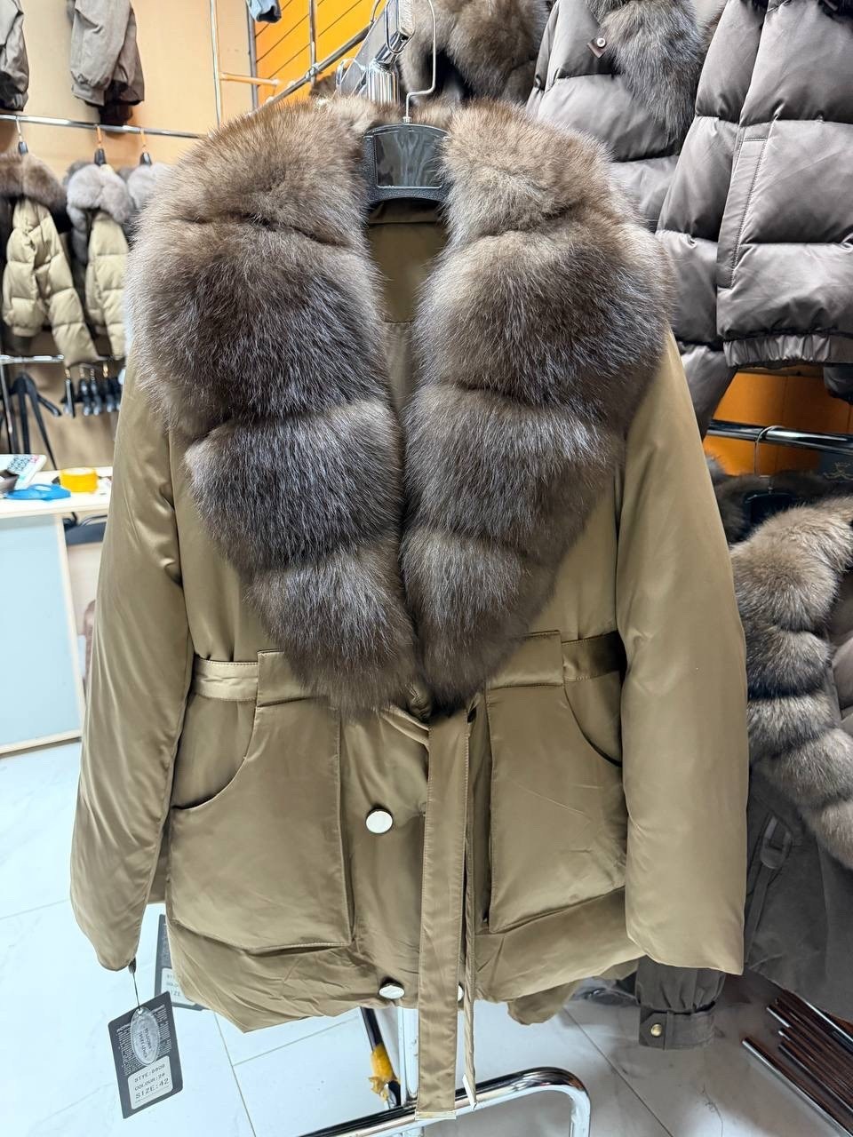 пуховик с натуральный мех,пуховик с мехом,женские пуховики,куртка с натуральным мехом песца чернобурка наполнитель пух перо,куртка с натуральным мехом