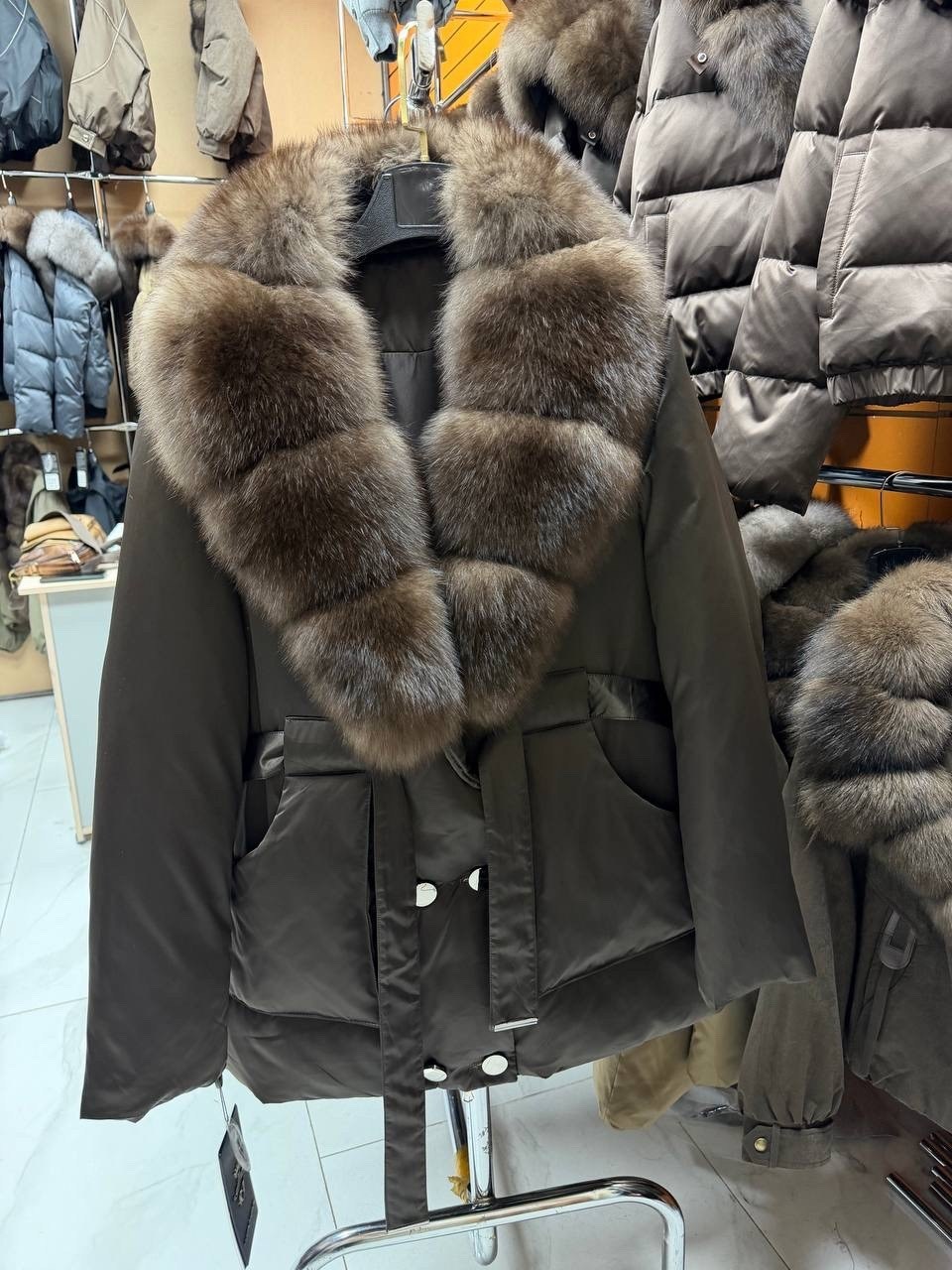 пуховик с натуральный мех,пуховик с мехом,женские пуховики,куртка с натуральным мехом песца чернобурка наполнитель пух перо,куртка с натуральным мехом